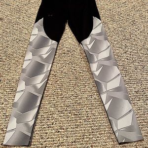 Womens Under Armour Black & White XS Leggings